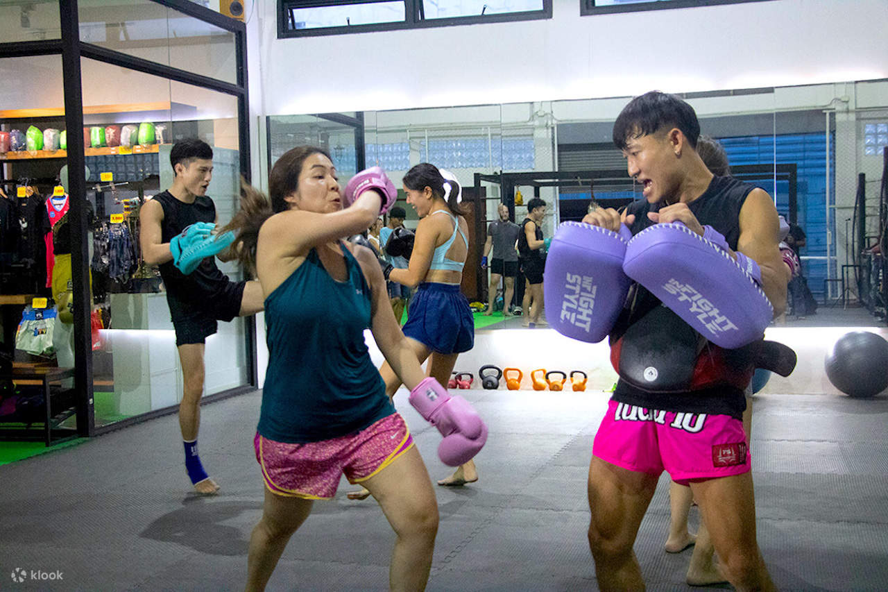 Ces cours pour débutants sont adaptés à votre niveau de forme physique et à vos compétences en boxe. Bénéficiez de conseils et d'astuces pratiques de vos instructeurs professionnels anglophones, qui vous guideront tout au long du cours.